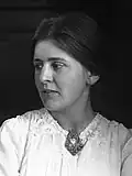 پرتره Dorothea Maetzel-Johannsen (۱۸۸۶-۱۹۳۰) به همراه سنجاق سینه