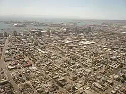 تصویر هوایی لانگ بیچ مرکزی کالیفرنیا،دید به سمت جنوب غرب.خلیج سن پدرو بندر لانگ بیچ در ورای تصویر قابل مشاهده هستند.همچنین جزیره کاتالینا در افق به طور مبهمی قابل مشاهده است.