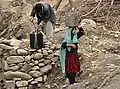 زن جوانی که آب می‌کشد