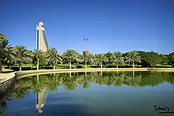 داخل پارک، برج اطلس ۲ از فاصله دور مشخص است.