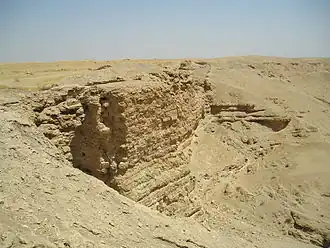 دیوار جنوبی دورا اروپوس در امتداد یک دره عمیق، که یکی از حملات ساسانیان از این ناحیه قلعه صورت گرفته است.
