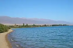 ساحل دریاچه ایسیقکول در شهر تامچی