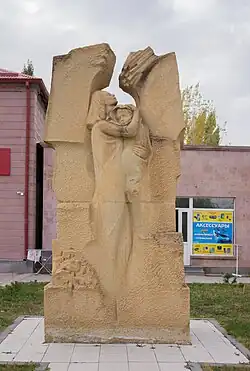 «به یاد قربانیان زمین‌لرزه ۱۹۸۸ ارمنستان», بنای یادبود در حیاط کلیسای سنت هاکوب متسبینه‌تسی مقدس (فلسیت), ۲۰۰۲