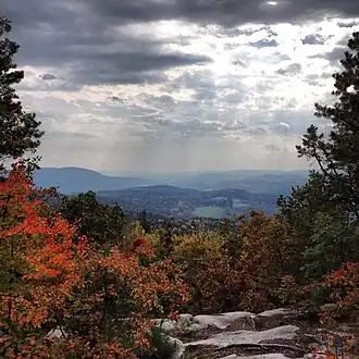 Looking east from the ridge of Kittatinny Mountain in والپک، نیوجرسی