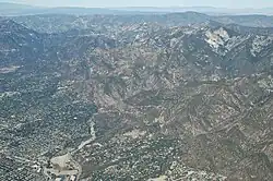نمای هوایی از التادنا و Eaton Canyon