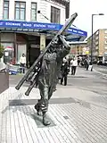 مجسمه روبه‌روی ورودی ایستگاه