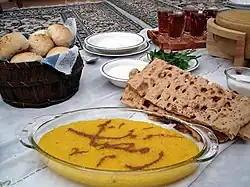 نان سنگک داخل سفره ایرانی.