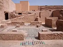 منطقه‌ای در ضلع جنوبی کاخ، احتمالاً شامل بقایای حمام است.