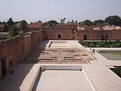 غرفه شرقی (قبعت الزجاج)، امروز دیگر وجود ندارد ولی بقایای زیرساخت‌های آب زیرزمینی را نشان می‌دهد.