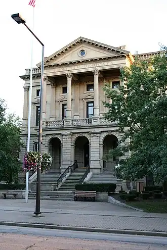 Old county building in الیریا، اوهایو