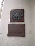 پلاک سفارت به زبان ارمنی و زبان انگلیسی و نشان ملی ارمنستان را به تصویر کشیده