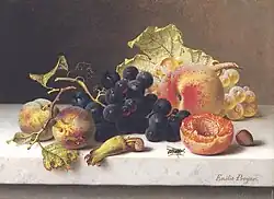 انگور ، هلو و آلو بر روی طاقچه مرمر