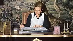 فرح پهلوی شهبانوی ایران در پشت میزکار در دفتر مخصوص شهبانو. سال ۱۳۵۴ خورشیدی