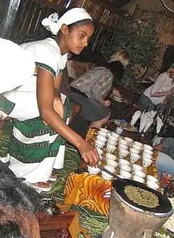 یک زن از اتیوپی در حال آماده کردن قهوه