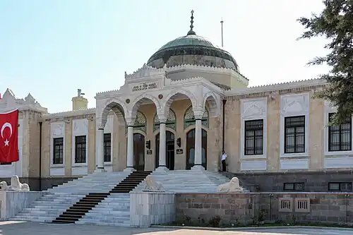 موزه مردم نگاری آنکارا توسط معمار Arif Hikmet Koyunoğlu (۱۹۲۵-۱۹۲۸) طراحی شد.