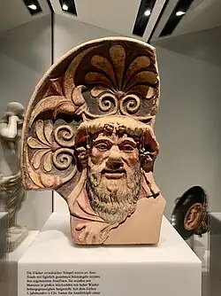پیکره بالاسنتوری اتروسکی با یک ماسکارون از سیلنیوس، سده چهارم قبل از میلاد، سرامیک، موزه جدید (برلین)، برلین