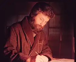 فرید عمران در حال آهنگسازی