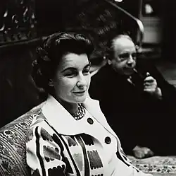 هاکس (چپ) و جی. بی. پریستلی در1960