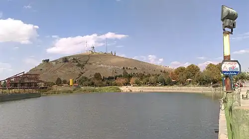 دریاچه فدک و نمایی از تپه چغا