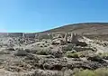 ویرانه‌های Fairmont Mill در ضلع شرقی Fairmont Butte . این آسیاب یکی از سه آسیایی بود که شهر برای تولید سیمان برای قنات لس آنجلس اجرا کرد.