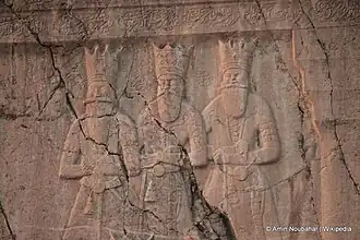 تصویری از تعدادی از درباریان در سنگ‌نگاره