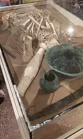 بقای جسد یک زن که در ایران باستان به صورت جنینی به خاکسپرده شده است و در موزه کاخ آپادانا در شوش نگهداری می شود