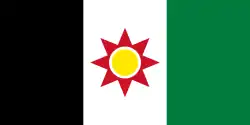 پرچم عراق از ۱۹۵۹ تا ۱۹۶۳ که در آن به منظور ارتقای همبستگی و ملی‌گرایی عراقی از خورشید کُرد در کنار رنگ‌های پان‌عربیسم استفاده شده‌بود.