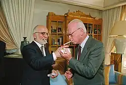 ملک حسین در حال روشن‌کردن سیگار اسحاق رابین در کاخ شخصی‌اش در عقبه