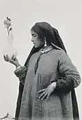 یک دختر گل فروش. مصر، ۱۹۰۶