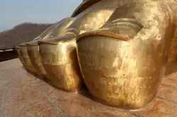 نمایی از پای مجسمه