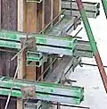جزئیات جایگزینی برای گیره‌های ستون برای ستون‌های بزرگتر. والرهای فولادی دوقلو و پیچ‌های مهار، همانطور که در قالب‌های دیوار استفاده می‌شوند.