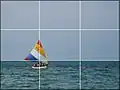 عکس (منظره دریا) به نشانه‌های موقعیت افق توجه دارد، اما به آسمان که دو سوم تصویر را پوشانده است، اهمیت بیشتری داده شده است. سوژه عکس همچنان قایق بادبانی است که در فوکوس قرار گرفته است. به شناور قرمز توجه کنید که با نزدیک بودن به یک نقطه قوت، کمی تصویر سمت راست را نامتعادل می‌کند.