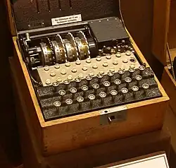یک ماشین انیگمای مدل T (Tirpitz)، یک انیگمای تجاری K تغییر داده شده که برای استفاده توسط ژاپنی‌ها ساخته شده بود.
