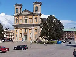 کلیسایی در میانه میدان