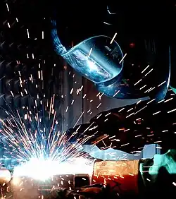 فردی در حال جوشکاری با استفاده از گاز آرگون