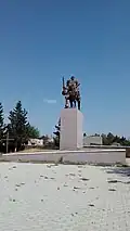 یک تندیس در میدان شهر گاردابانی