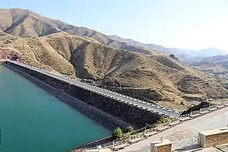 نمای دیواره اصلی سد از بالای محوطه مسکونی