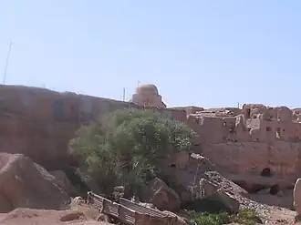 نمایی از روستای قِروه و گنبد مسجد