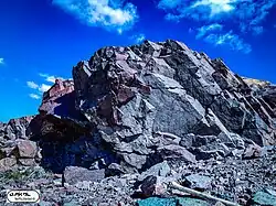 قله کوه سنگی (قرزنگی) واقع در دهستان گودخم از توابع روستای چهارگنبد سیرجان