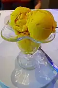 بستنی ایرانی با زعفران و پسته گیلک در جاده هالووی در آرچ‌وی، لندن.