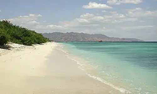 ساحل در Gili Meno با لومبوک در پس زمینه دور