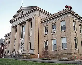 The Gilmer County Courthouse in گلنویل، ویرجینیای غربی