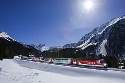 قطاری در مناظر پیرامون ریل آلبولا