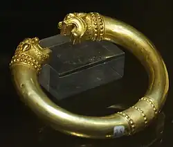 بازوبند از جنس طلا، دورهٔ هخامنشی، واقع در موزهٔ رضا عباسی، تهران