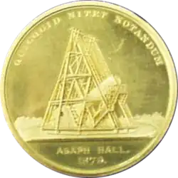 مدال طلائی که تصویر یک تلسکوپ توسط آساف هال در سال 1979روی آن حکاکی شده است.