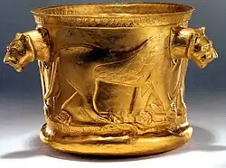 جام زرین دوشیر، از یادمانهای آماردها در کلاردشت، مازندران. موزه ایران باستان.