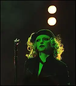 الیسون گلدفرپ حین اجرای زنده در کمبریج سال ۲۰۰۵