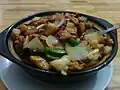 مدل آن‌هوئیِ مرغ کونگ پائو، سروشده در ظرف چدنی.