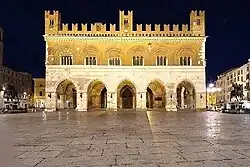 میدان کاوالی و سردر ایل گوتیکو در پیاچنزا
