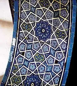 طاق نمای داخلی در افتتاحیه لژ سلطان در مسجد سبز عثمانی در بورسا، ترکیه (۱۴۲۴)، با ستاره‌های ۱۰ نقطه ای و پنج ضلعی